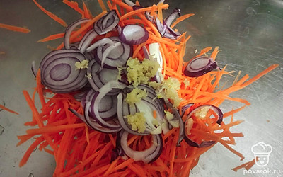 Чеснок натрите на терке.