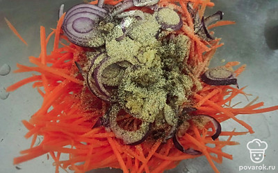 Добавьте соль, сушеный чеснок, перец. Хорошо перемешайте салат руками. Морковь помните руками, чтобы она стала мягкой и пустила сок. Дайте салату настояться 40 минут, чтобы он хорошо пропитался.