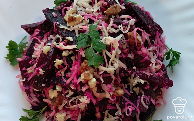 Диетический свекольный салат с твердым сыром и чесноком — Рецепт с фото
