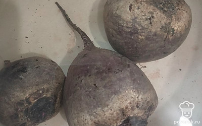 Отварите свеклу. 