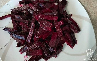 Вареную свеклу почистите, нарежьте удобным для вас способом или натрите на крупной терке.