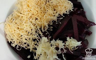 Сыр твердых сортов натрите на терке. Пропустите чеснок через пресс, добавьте все к тертой свекле.