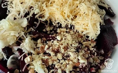 Добавьте почищенный и мелко нарезанный грецкий орех.
Перемешайте все, добавьте соль и перец по желанию. Заправьте оливковым маслом. Можно добавить пару капель лимонного сока при желании.