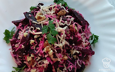 По желанию салат можно заправить майонезом или сметаной. Украсьте салат зеленью.