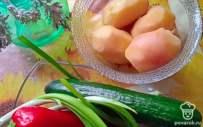 Картофель отварить и почистить. Вымыть огурец, перец и зеленый лук. 