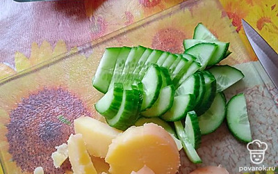 Картофель и огурец нарезать средними ломтиками. 