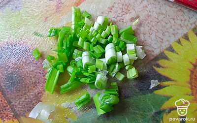 Зеленый лук мелко нарезать. 