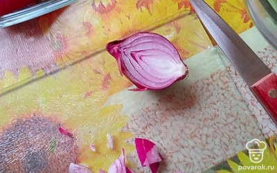 Лук-репку нарезать полукольцами. 