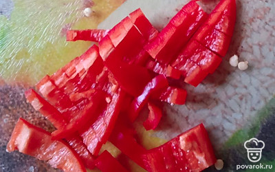 Красный перец нашинковать средними кубиками. Все ингредиенты перемешать. 