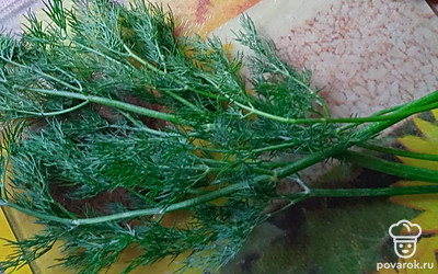 Нарезать укроп и добавить в салат.