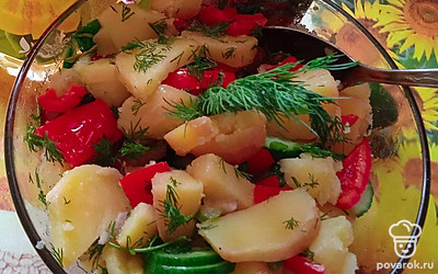 Салат можно заправить оливковым или растительным маслом, предварительно добавив в него приправу. 