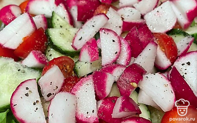 Солим, перчим по вкусу и добавляем масло. Все хорошо перемешиваем.