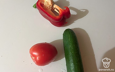 Овощи промойте под проточной водой. 