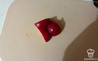 С перца срежьте небольшой кусочек весом 25 грамм. 