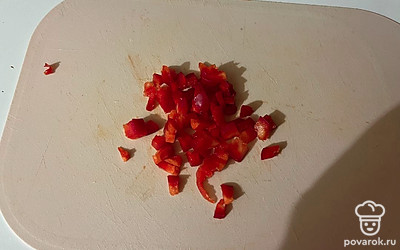 Перец нарежьте мелким кубиком. 