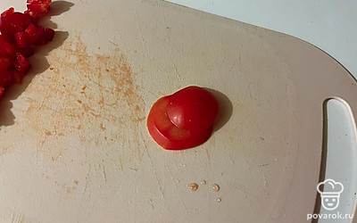 Помидор нашинкуйте ломтиками также весом 25 грамм. 