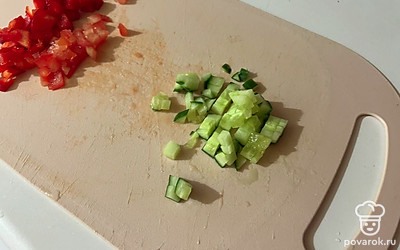 Огурец также измельчите кубиком. Все кубики овощей должны быть примерно одного размера. 