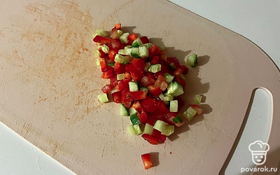 Перемешайте овощи в салат прямо на разделочный доске. 