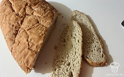 От хлеба отрежьте два тонких кусочка. 