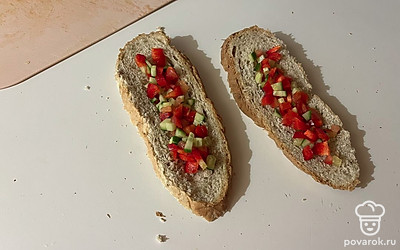 Выложите в выемки хлеба овощной салат. 