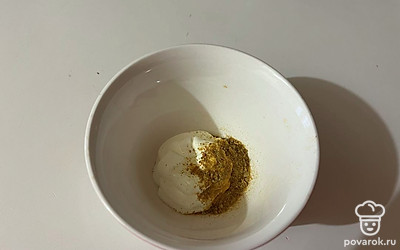 В отдельную емкость поместите сметану и сванскую соль. 