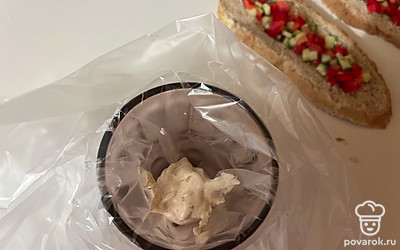 Приготовленный сметанный соус поместите в кондитерский мешок. Угол мешочка надрежьте. 