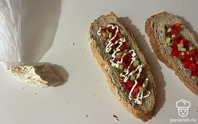 Распределите соус по салату в ломтиках хлеба. 