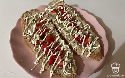 Подавайте салат порционно, к праздничному столу. 