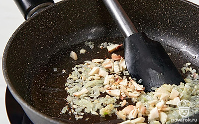 Добавьте к овощам измельченные ножки грибов. Перемешайте. Готовьте начинку еще 6 минут, а затем уберите с плиты.