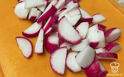 Редис промываем, обрезаем лишнее и нарезаем на кусочки.