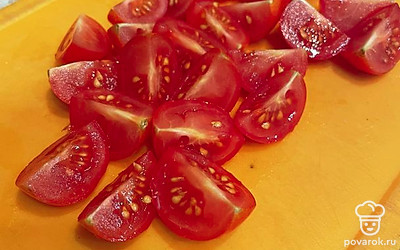 Помидорки черри моем и разрезаем на половинки.