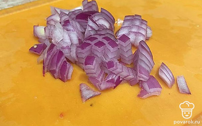 Мелко нарезаем красный лук.