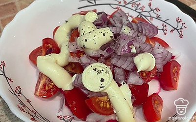 Все овощи выкладываем в чашку, заправляем майонезом и перчим по вкусу. Все перемешиваем.