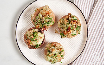 Выложите тарталетки из грибов на большую тарелку и подайте на стол в теплом или холодном виде в качестве закуски.