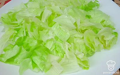 Салат айсберг нарежьте.