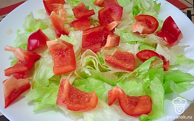 Добавьте нарезанный болгарский перец.