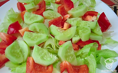 Выложите измельченный огурец.