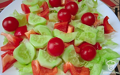 Добавьте помидоры черри.