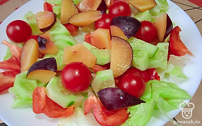 Дополните кусочками сливы.