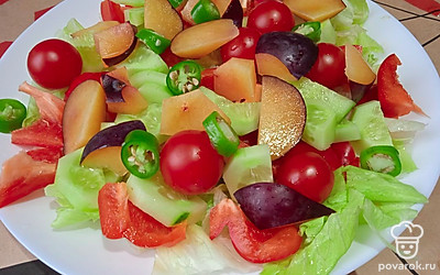 Добавьте нарезанный перец холапеньо.