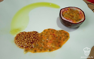 Для заправки смешайте маракуйю, зернистую горчицу, соль и оливковое масло.