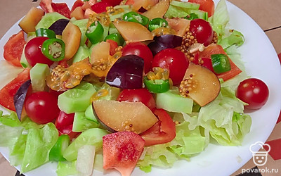 Полейте салат получившейся заправкой.