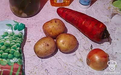 Моем три картошки, одну морковь. 