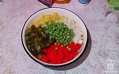 Все мелко нарезаем кубиками, кладем в одну миску. Добавляем щепотку морской соли, смесь перцев и каплю подсолнечного масла холодного отжима. 