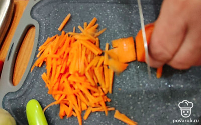 Нарезаем морковь соломкой. 