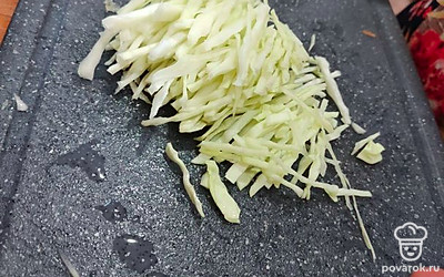 Нарезаем капусту соломкой.