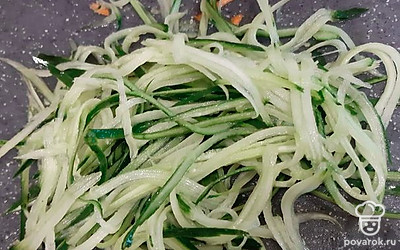 Нарезаем огурец соломкой. 