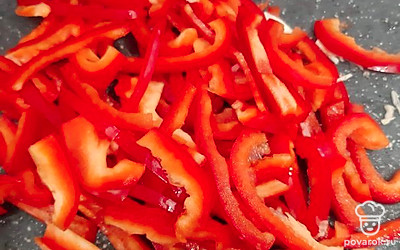 Болгарский перец шинкуем брусочками.
