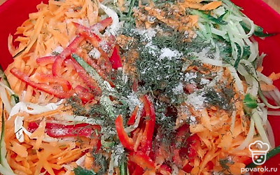 Добавляем в миску все наши приготовленные ингредиенты, кладем соль, зелень.