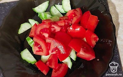 Нарезать помидоры и огурцы.